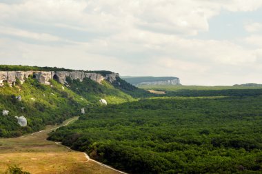 Beyaz bulutlar ile Dağları
