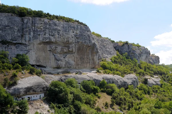 Mavi gökyüzü ve küçük ev ile Dağları
