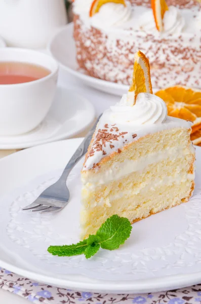 Layer cake with oranges and chocolate chips — Stock Photo, Image