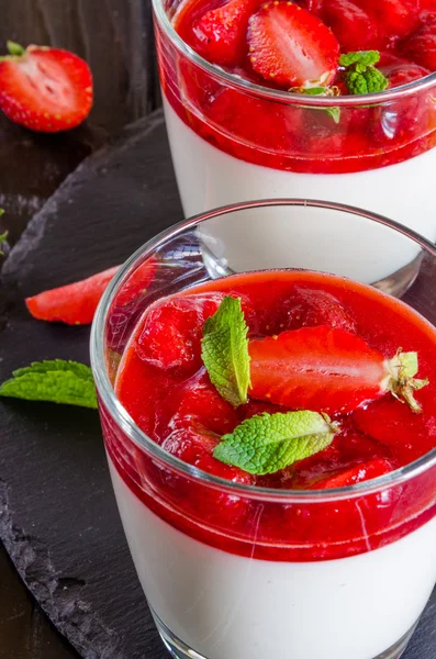 Italian dessert pannacotta with strawberry sauce — Stock Photo, Image