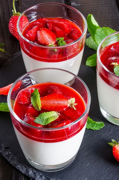 Italian dessert pannacotta with strawberry sauce — Stock Photo, Image