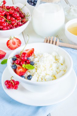 Kahvaltıda taze süzme peynir ve böğürtlen