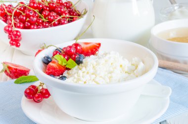 Kahvaltıda taze süzme peynir ve böğürtlen