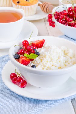 Kahvaltıda taze süzme peynir ve böğürtlen