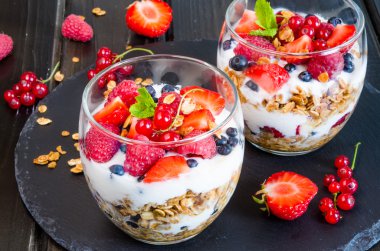 Granola yoğurt ve çilek cam