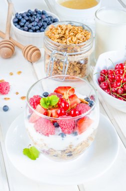 Granola yoğurt ve çilek cam