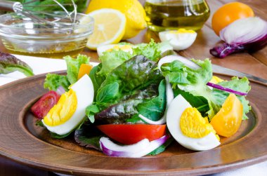 Taze sebze ve haşlanmış yumurta salatası