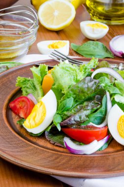 Taze sebze ve haşlanmış yumurta salatası