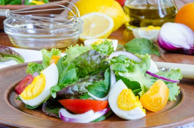 Taze sebze ve haşlanmış yumurta salatası