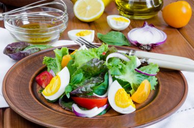 Taze sebze ve haşlanmış yumurta salatası