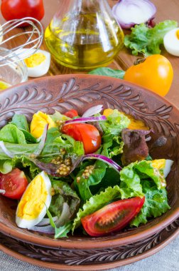 Taze sebze ve haşlanmış yumurta salatası