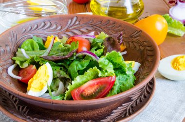 Taze sebze ve haşlanmış yumurta salatası