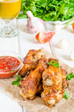 Ketçap ile baharatlı tavuk kanadı