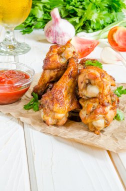 Ketçap ile baharatlı tavuk kanadı