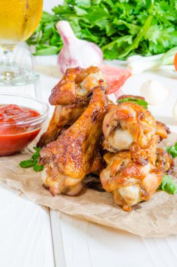 Ketçap ile baharatlı tavuk kanadı