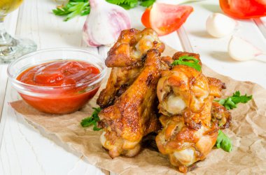 Ketçap ile baharatlı tavuk kanadı