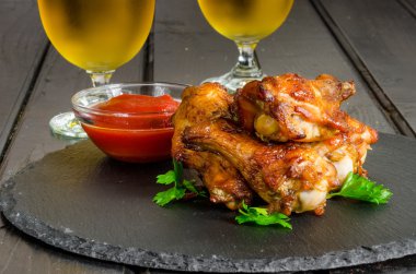 Ketçap ile baharatlı tavuk kanadı
