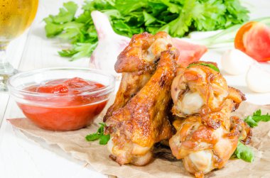 Ketçap ile baharatlı tavuk kanadı