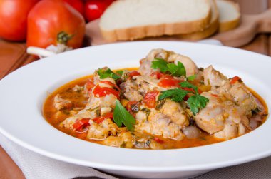 Şarap tatlı biber ve domates ile tavuk