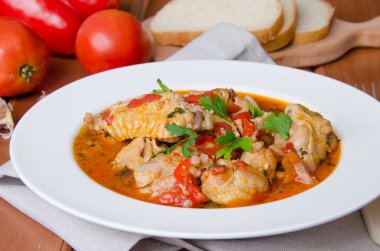 Şarap tatlı biber ve domates ile tavuk