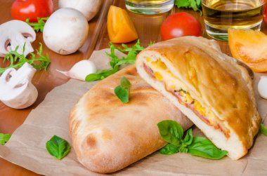 Calzone pizza jambon, mantar ve Mısır