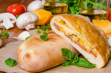 Calzone pizza jambon, mantar ve Mısır