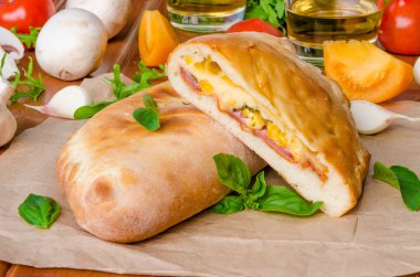 Calzone pizza jambon, mantar ve Mısır
