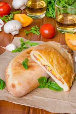 Calzone pizza jambon, mantar ve Mısır