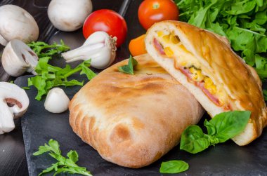 Calzone pizza jambon, mantar ve Mısır