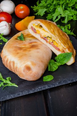 Calzone pizza jambon, mantar ve Mısır