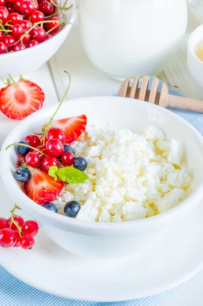 Kahvaltıda taze süzme peynir ve böğürtlen