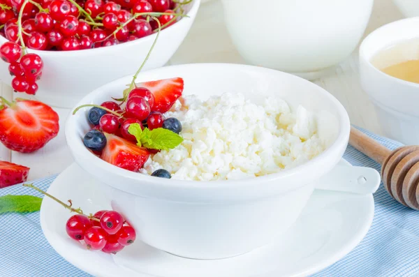 Kahvaltıda taze süzme peynir ve böğürtlen