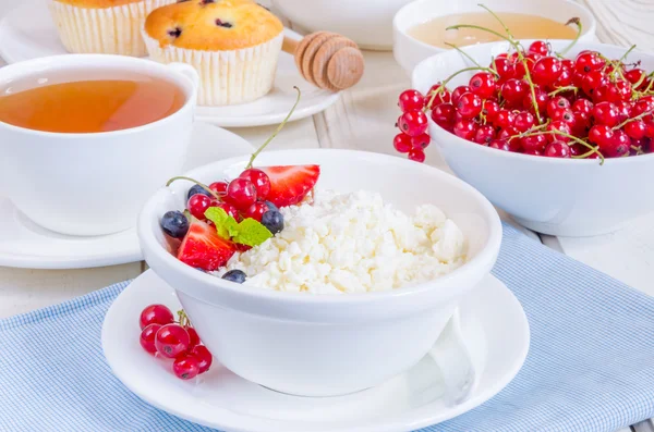Kahvaltıda taze süzme peynir ve böğürtlen