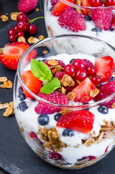 Granola yoğurt ve çilek cam