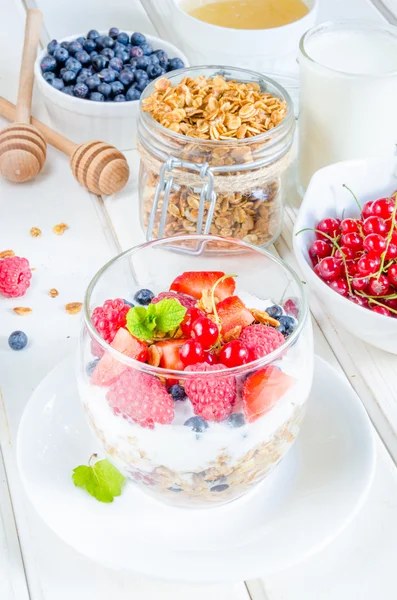 Granola yoğurt ve çilek cam