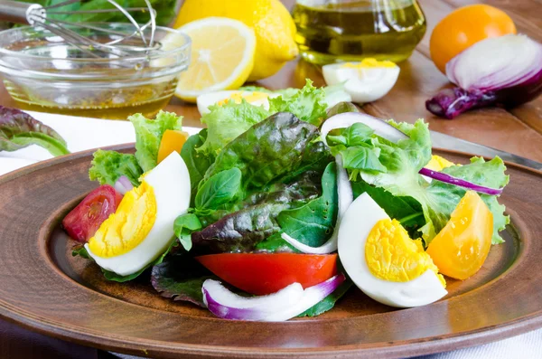 Taze sebze ve haşlanmış yumurta salatası