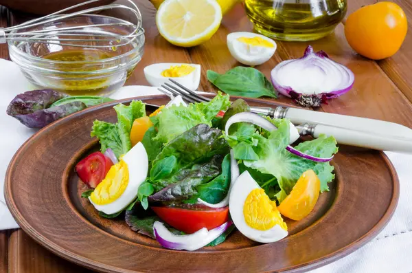 Taze sebze ve haşlanmış yumurta salatası