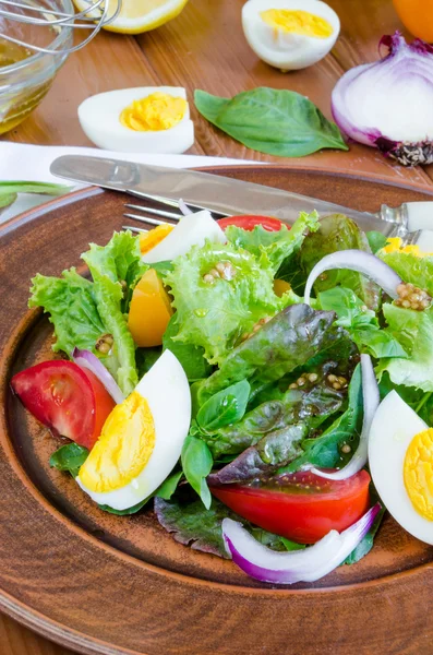 Taze sebze ve haşlanmış yumurta salatası