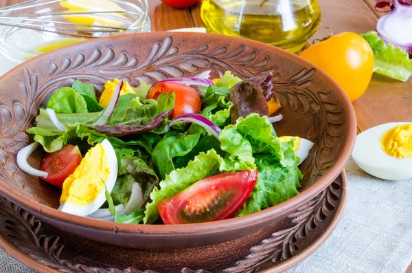 Taze sebze ve haşlanmış yumurta salatası