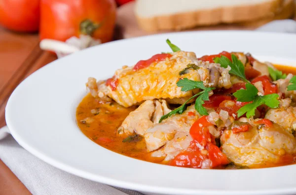 Şarap tatlı biber ve domates ile tavuk