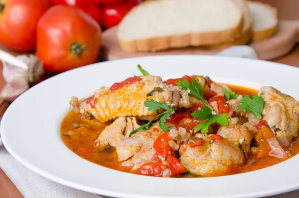 Şarap tatlı biber ve domates ile tavuk