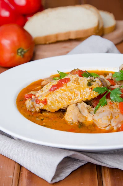 Pollo nel vino con peperoni dolci e pomodori — Foto Stock