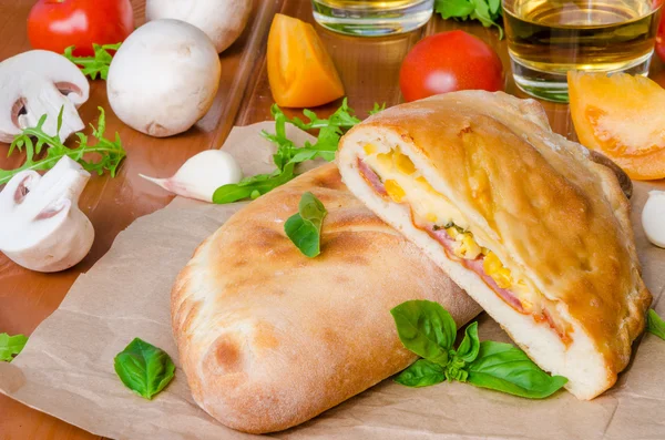 Calzone pizza jambon, mantar ve Mısır