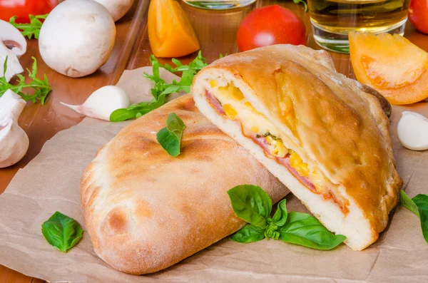 Calzone pizza jambon, mantar ve Mısır