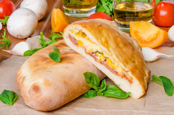 Calzone pizza jambon, mantar ve Mısır