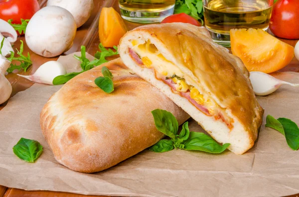 Calzone pizza jambon, mantar ve Mısır