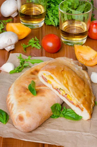 Calzone pizza jambon, mantar ve Mısır