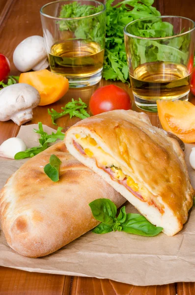Calzone pizza jambon, mantar ve Mısır