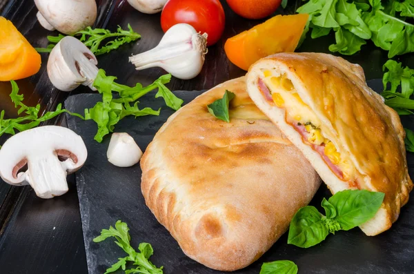 Calzone pizza jambon, mantar ve Mısır