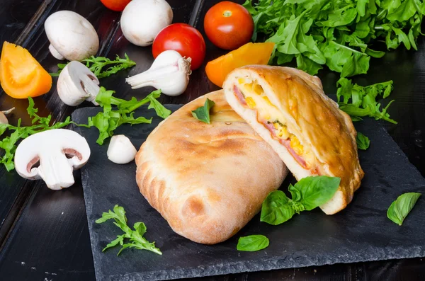 Calzone pizza jambon, mantar ve Mısır